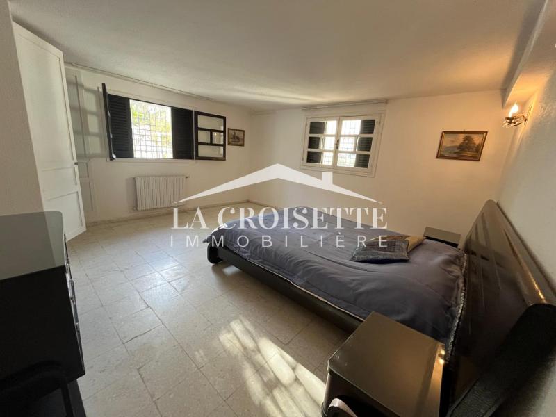 Rez-de-chaussée de villa meublé S+3 avec piscine à Gammarth  